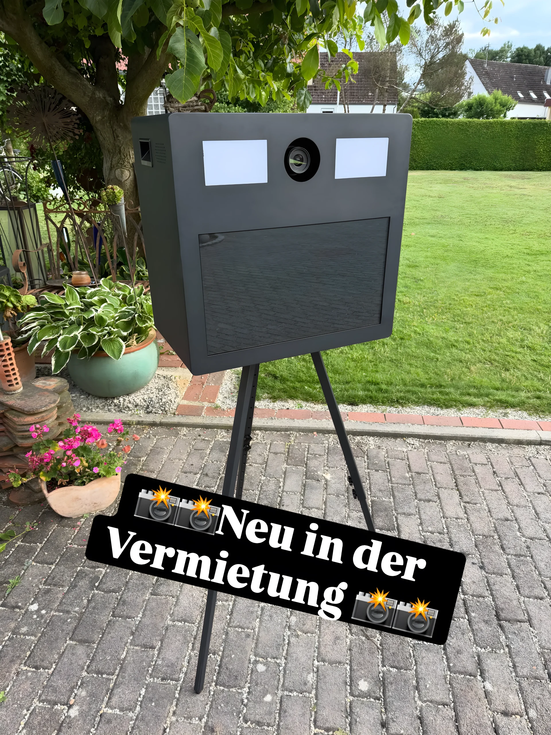 Fotobox mit Canon Spiegelreflexkamera und Sofortdrucker auf Stativ im Garten – neu in der Vermietung für Hochzeiten und Feiern